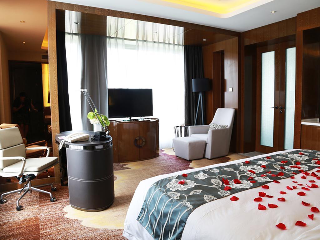 Ramada Plaza Liuzhou Liudong Hotel Room photo